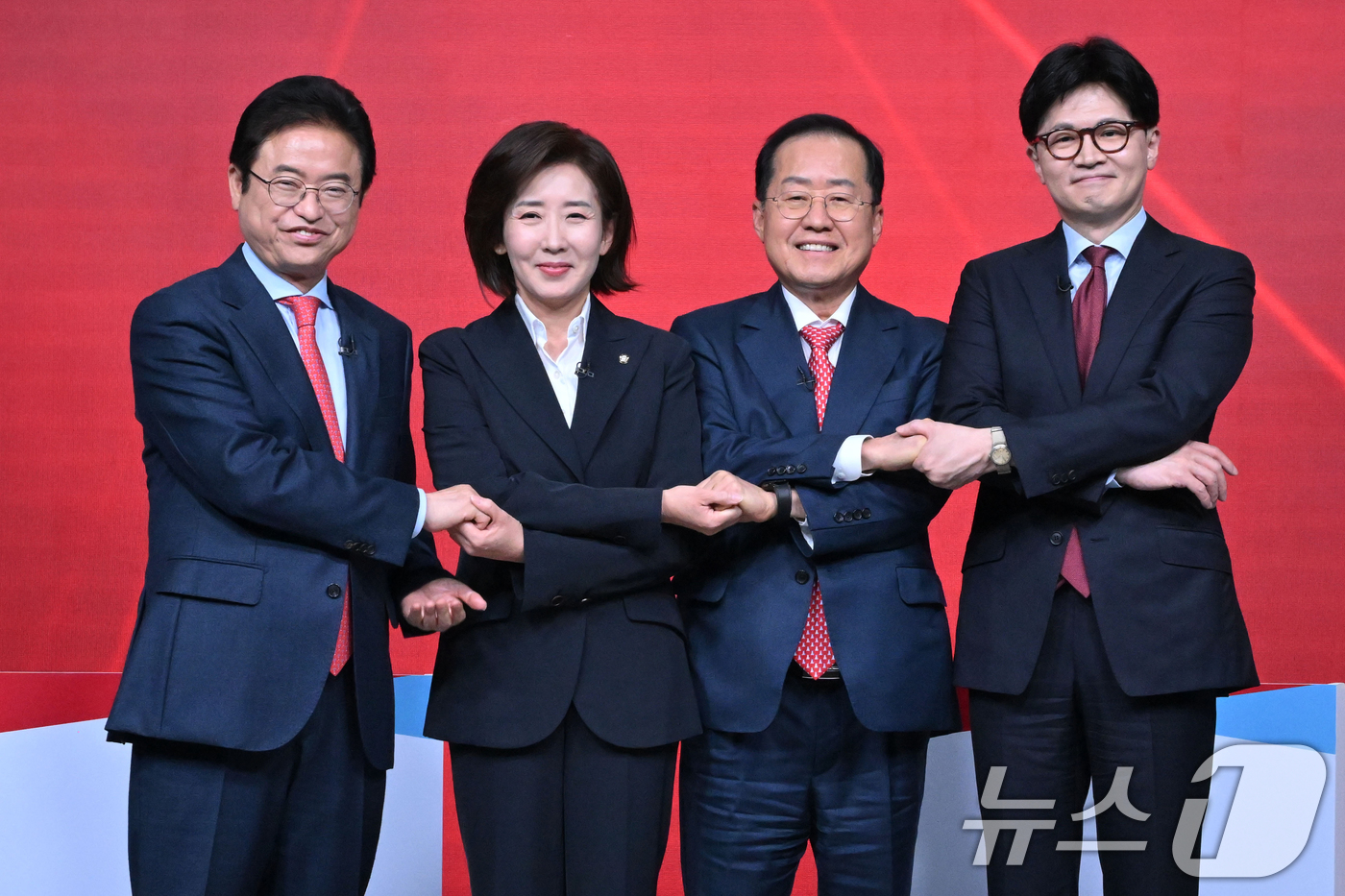 (서울=뉴스1) 국회사진취재단 = 이철우(왼쪽부터), 나경원, 홍준표, 한동훈 국민의힘 대선 경선 후보들이 20일 오후 서울 강서구 ASSA아트홀에서 열린 제21대 대통령 후보자 …