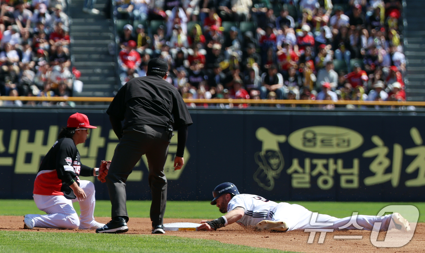 (서울=뉴스1) 김명섭 기자 = 20일 오후 서울 송파구 잠실야구장에서 열린 '2025 신한 SOL뱅크 KBO 리그' 기아 타이거즈와 두산 베어스의 경기에서 1회말 두산 공격 2사 …