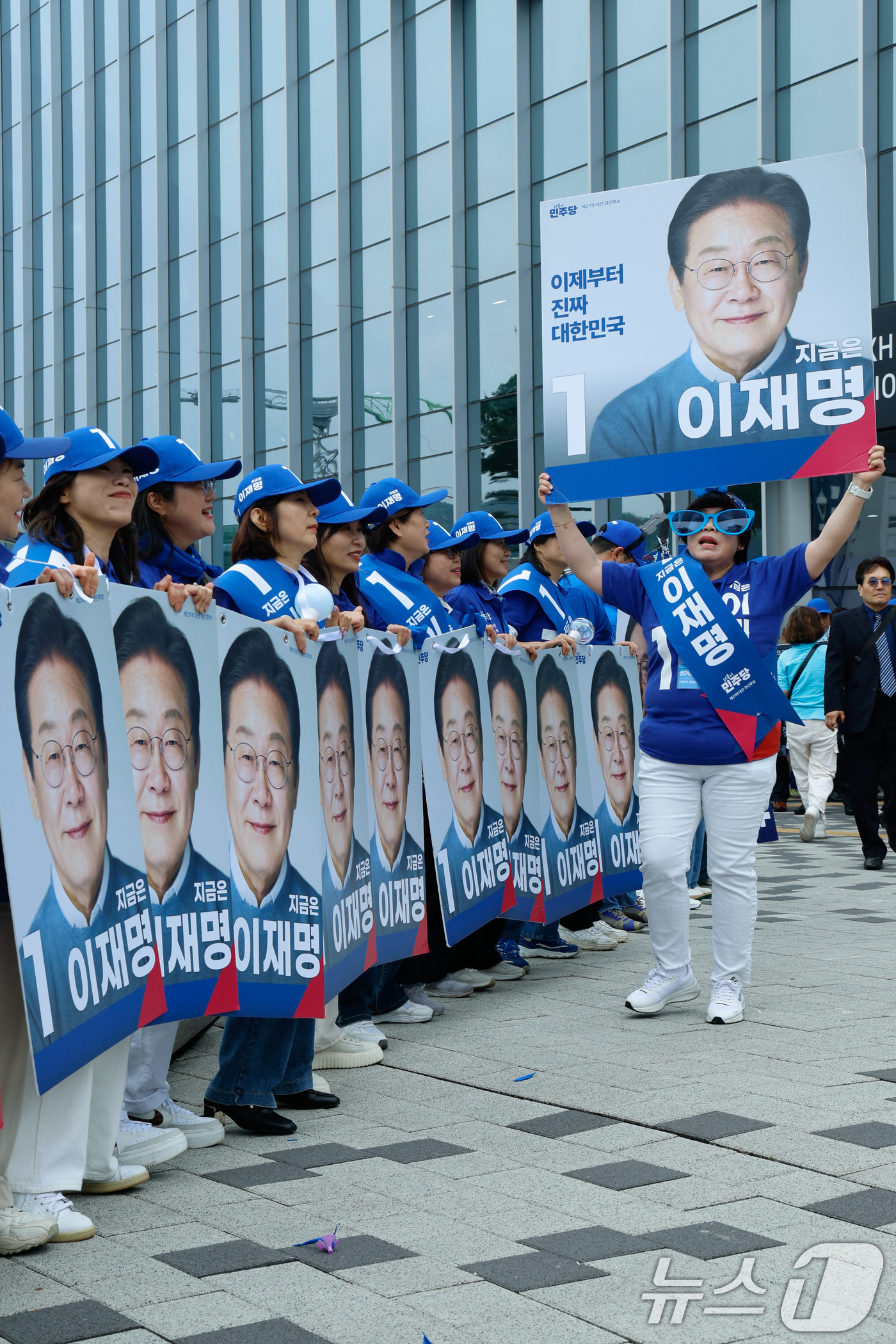 (울산=뉴스1) 안은나 기자 = 더불어민주당 제21대 대통령선거 후보자 선출을 위한 영남권 합동연설회를 앞둔 20일 오후 경남 울산전시컨벤션센터 앞에서 당원들이 이재명 후보 지지를 …