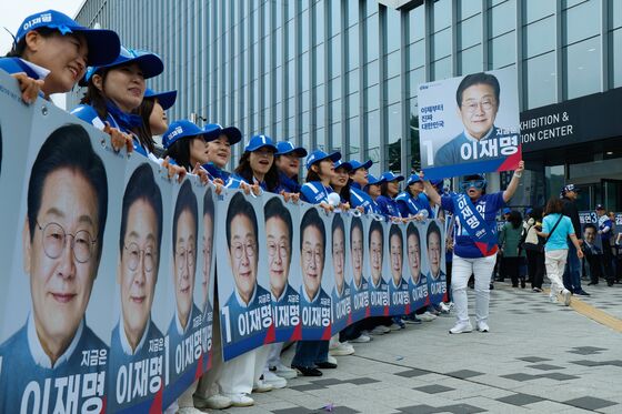 파란색 응원봉 물결…울산서 열린 민주당 영남 경선 '후끈'