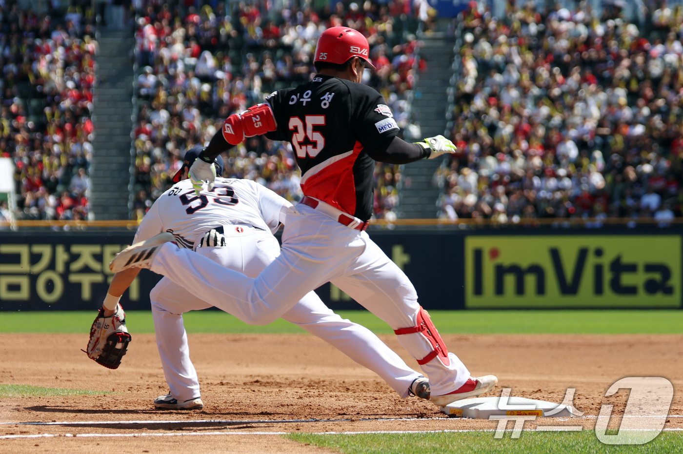 (서울=뉴스1) 김명섭 기자 = 20일 오후 서울 송파구 잠실야구장에서 열린 '2025 신한 SOL뱅크 KBO 리그' 기아 타이거즈와 두산 베어스의 경기에서 2회초 기아 공격, 선 …