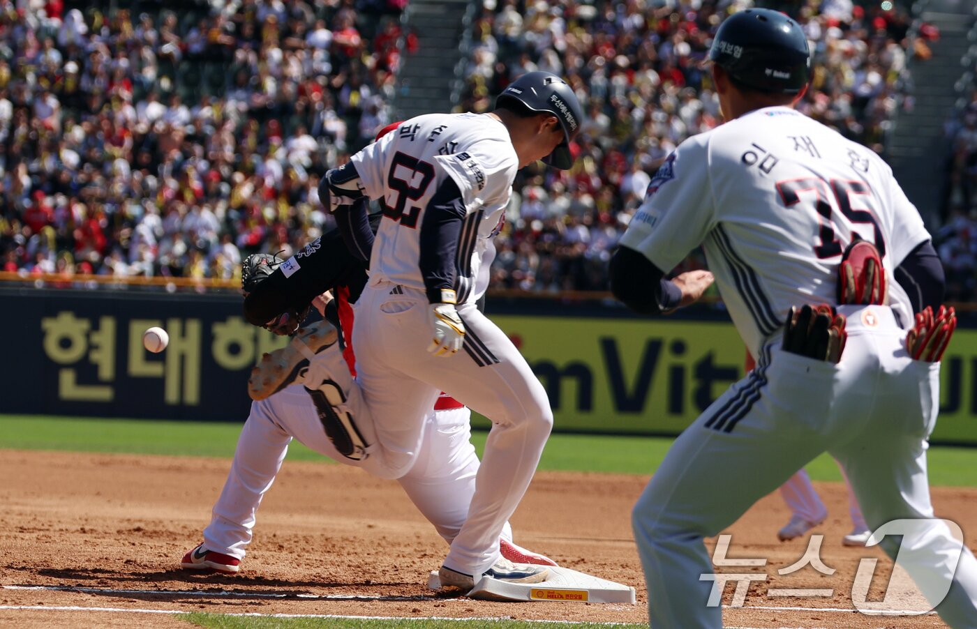 본문 이미지 - 20일 오후 서울 송파구 잠실야구장에서 열린 '2025 신한 SOL뱅크 KBO 리그' 기아 타이거즈와 두산 베어스의 경기에서 2회말 두산 공격 2사 상황, 박준순이 내야 안타를 성공시키고 있다.. 2025.4.20/뉴스1 ⓒ News1 김명섭 기자