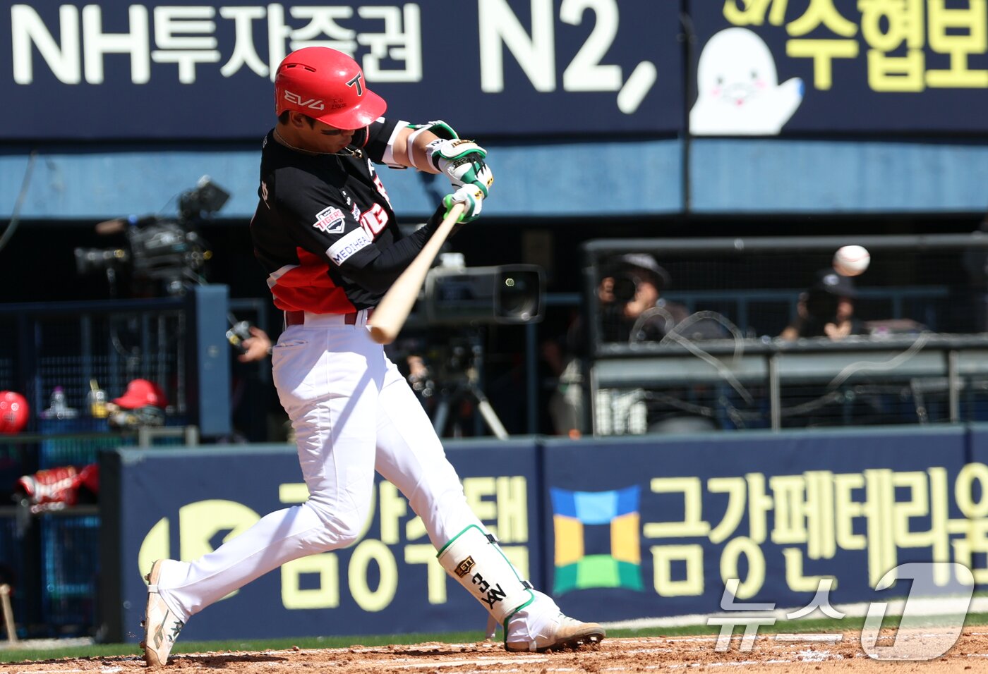 본문 이미지 - 20일 오후 서울 송파구 잠실야구장에서 열린 '2025 신한 SOL뱅크 KBO 리그' 기아 타이거즈와 두산 베어스의 경기에서 3회초 기아 공격, 1사 상황, 박찬호가 2루타를 치고 있다. 2025.4.20/뉴스1 ⓒ News1 김명섭 기자