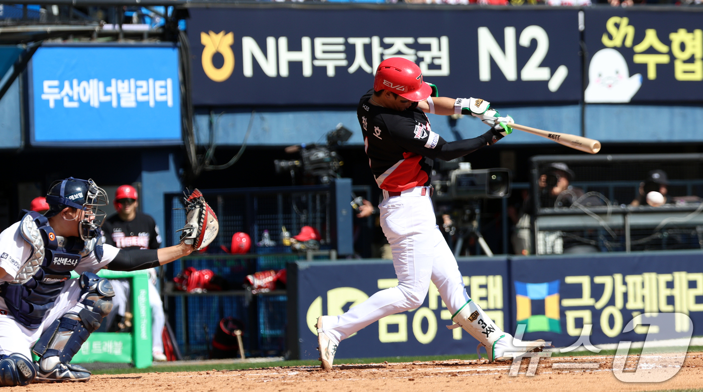 (서울=뉴스1) 김명섭 기자 = 20일 오후 서울 송파구 잠실야구장에서 열린 '2025 신한 SOL뱅크 KBO 리그' 기아 타이거즈와 두산 베어스의 경기에서 3회초 기아 공격, 1 …