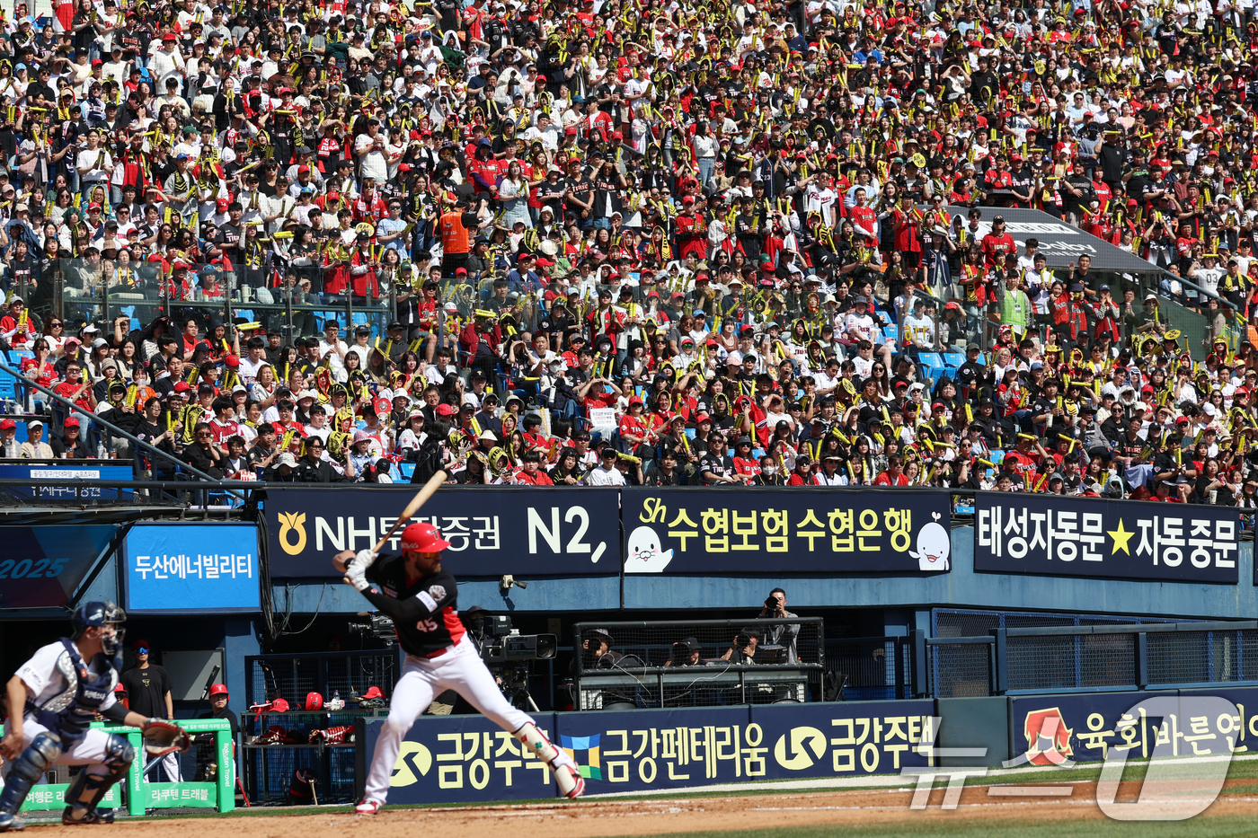(서울=뉴스1) 김명섭 기자 = 20일 오후 서울 송파구 잠실야구장에서 열린 '2025 신한 SOL뱅크 KBO 리그' 기아 타이거즈와 두산 베어스의 경기에서 만원 관중이 열띤 응원 …