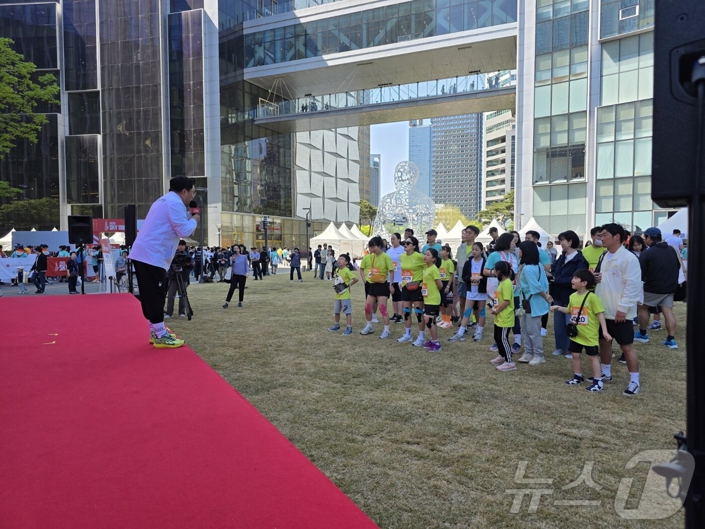 본문 이미지 - 20일 롯데추러드타워에서 수직 마라톤 대회 '2025 스카이런 위드 스파이더' 행사가 진행됐다. 부모님과 함께 참가한 아이들이 사전 행사로 진행된 퀴즈 프로그램에 참가하고 있다. ⓒ News1 이형진 기자