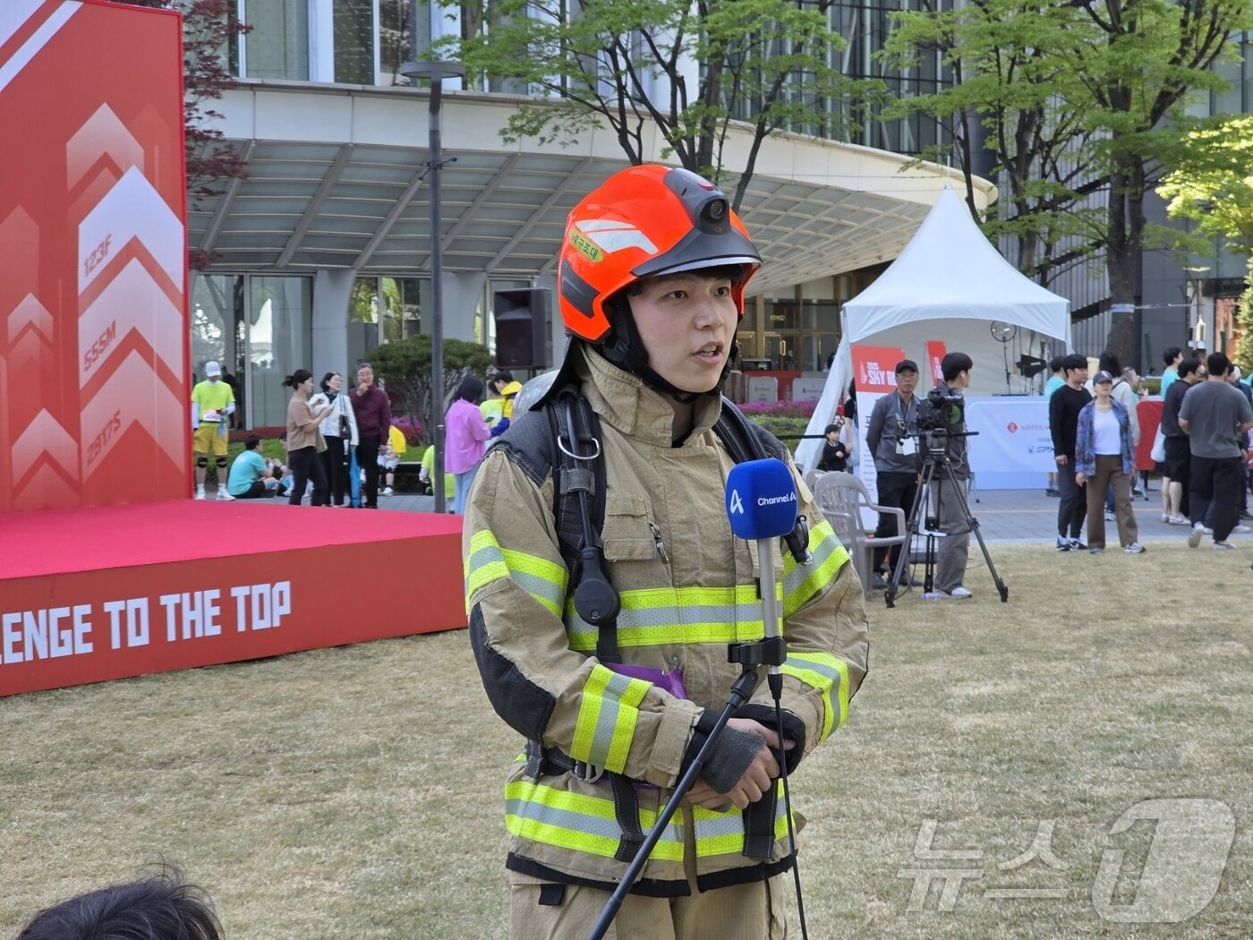 본문 이미지 - 20일 롯데월드타워에서 수직 마라톤 대회 '2025 스카이런 위드 스파이더' 행사가 진행됐다. 은평소방서 소속 이한희 소방사가 행사 전 소감을 전하고 있다. ⓒ News1 이형진 기자