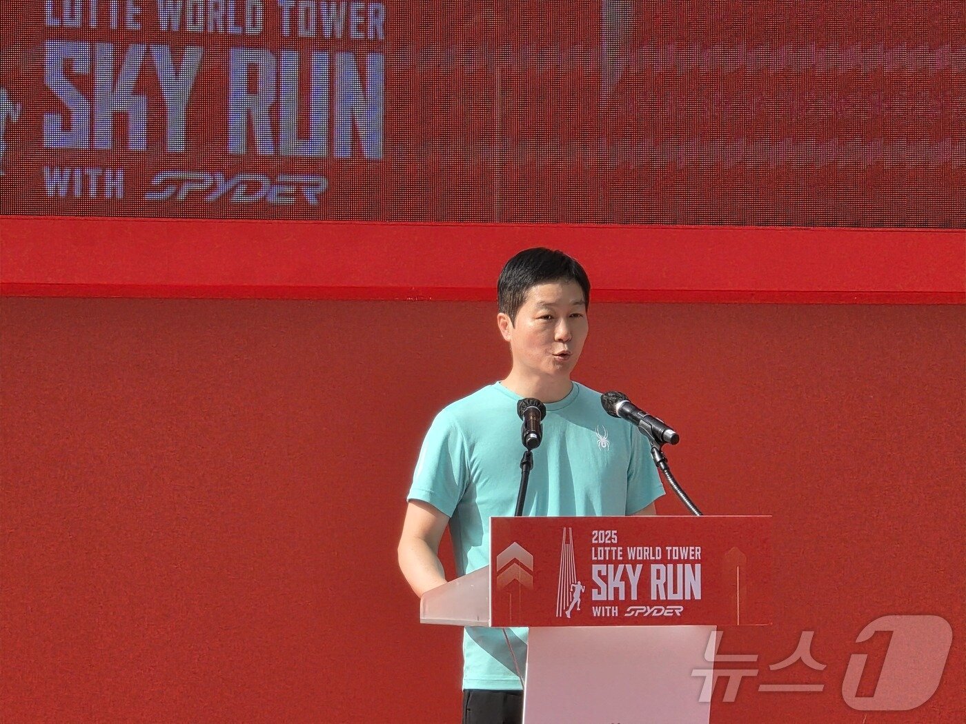 본문 이미지 - 20일 롯데월드타워에서 수직 마라톤 대회 '2025 스카이런 위드 스파이더' 행사가 진행됐다. 장재훈 롯데물산 대표이사가 행사 전 개회사를 하고 있다. ⓒ News1 이형진 기자