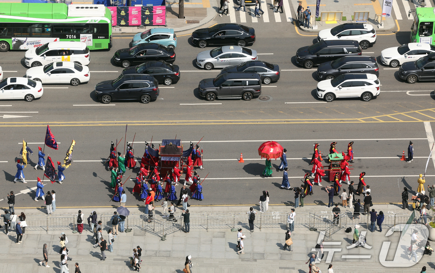 (서울=뉴스1) 신웅수 기자 = 600년 조선 왕실의 사당인 종묘 정전(正殿)이 5년간의 대대적인 수리를 마치고 대중에 공개된 20일 오후 서울 종로구 광화문광장에서 창덕궁 구(舊 …