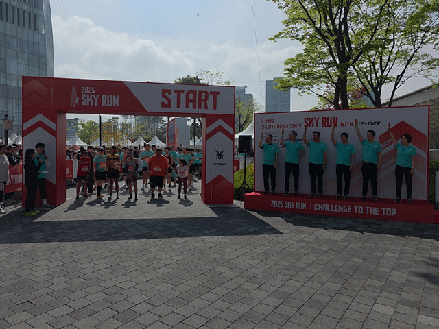 본문 이미지 - 20일 롯데월드타워에서 수직 마라톤 대회 '2025 스카이런 위드 스파이더' 행사가 진행됐다. ⓒ News1 이형진 기자