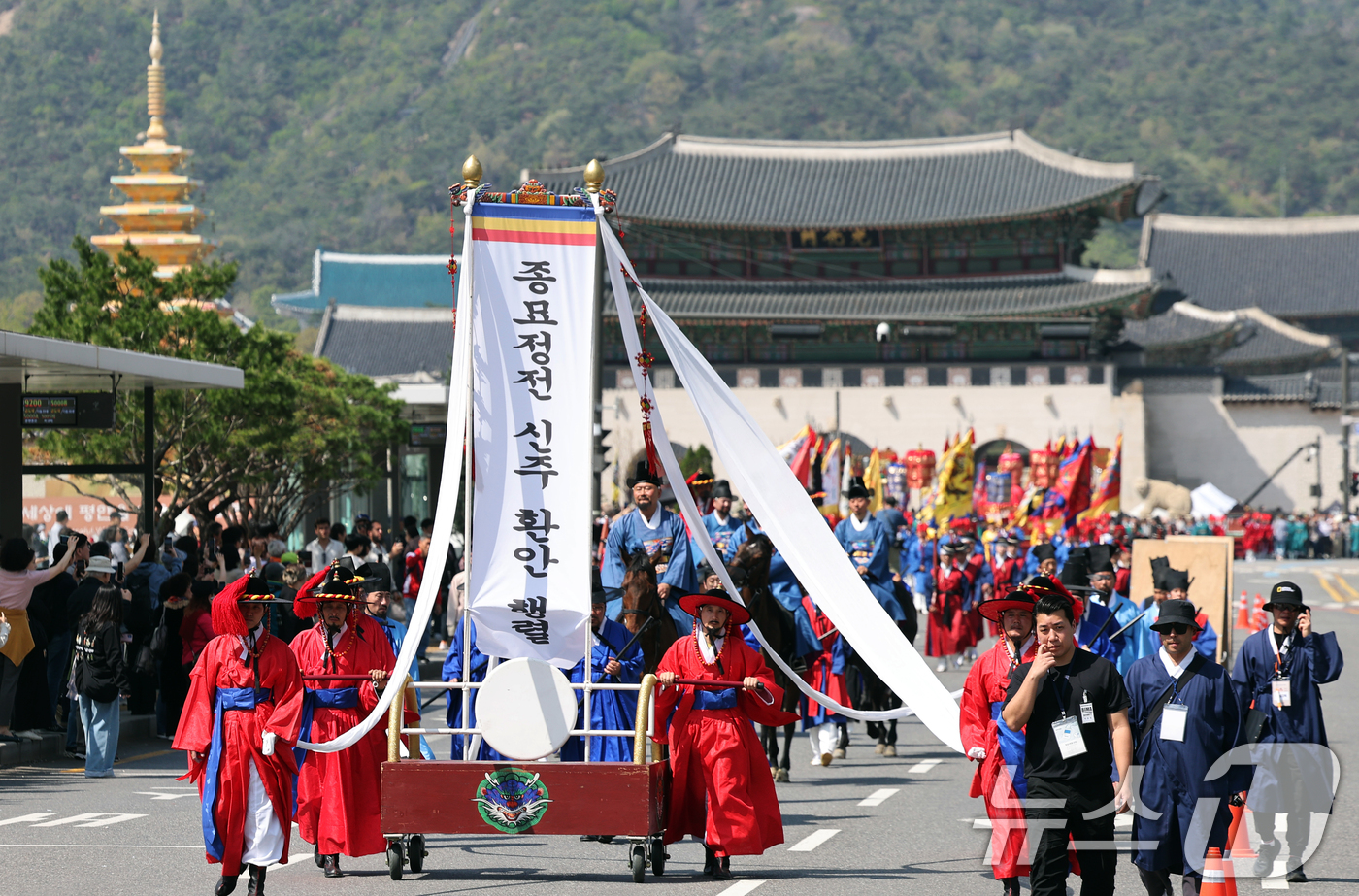 (서울=뉴스1) 오대일 기자 = 600년 조선 왕실의 사당인 종묘 정전(正殿)이 5년간의 대대적인 수리를 마치고 대중에 공개된 20일 오후 서울 종로구 세종대로 일대에서 창덕궁 구 …