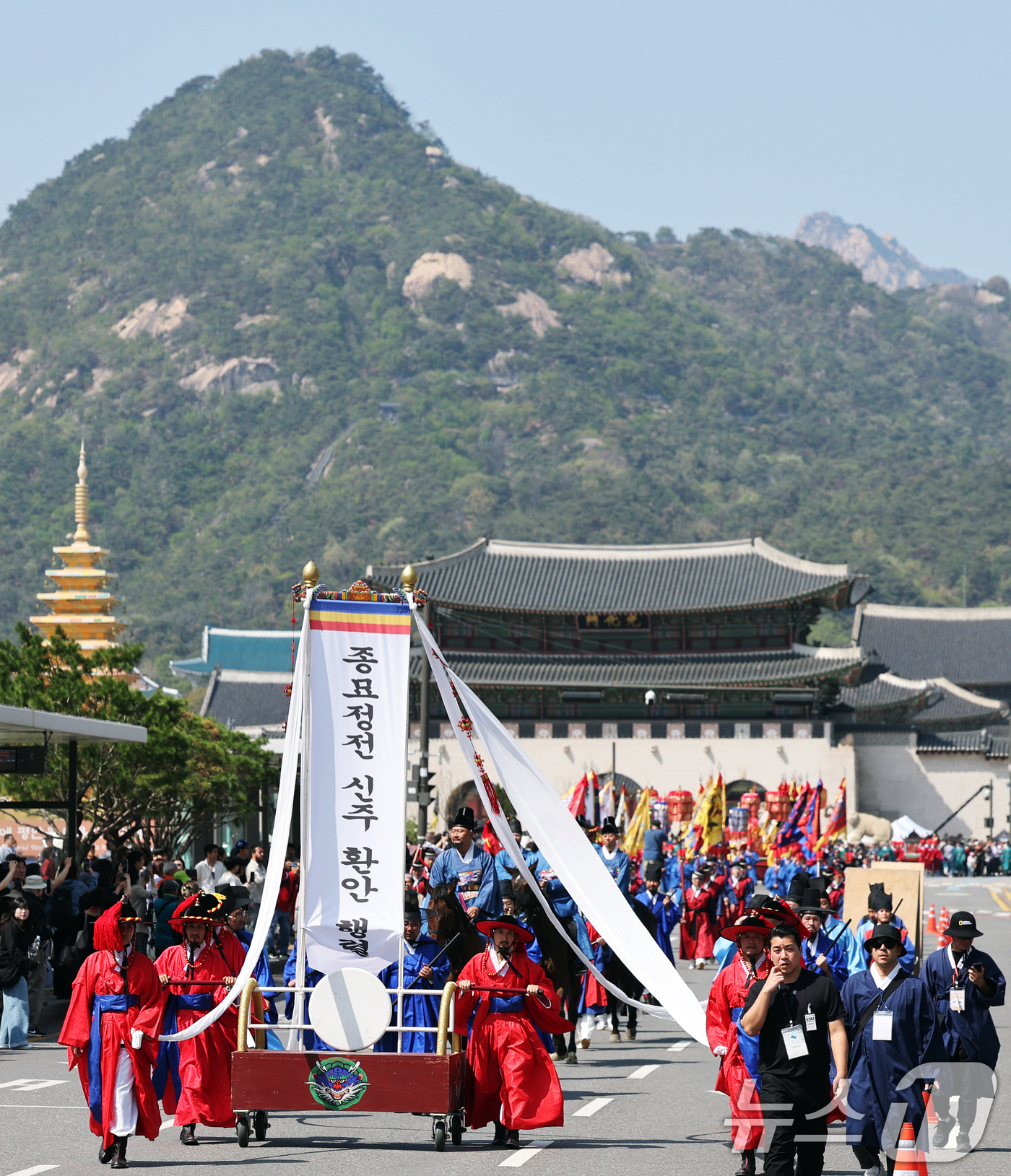 (서울=뉴스1) 오대일 기자 = 600년 조선 왕실의 사당인 종묘 정전(正殿)이 5년간의 대대적인 수리를 마치고 대중에 공개된 20일 오후 서울 종로구 세종대로 일대에서 창덕궁 구 …