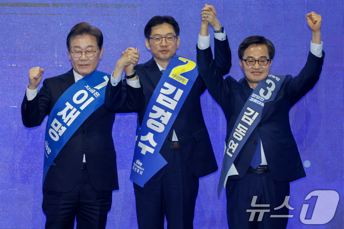 (울산=뉴스1) 안은나 기자 = 이재명(왼쪽부터), 김경수, 김동연 더불어민주당 대선 경선 후보가 20일 오후 경남 울산전시컨벤션센터에서 열린 영남권 합동연설회에 참석해 정견발표에 …