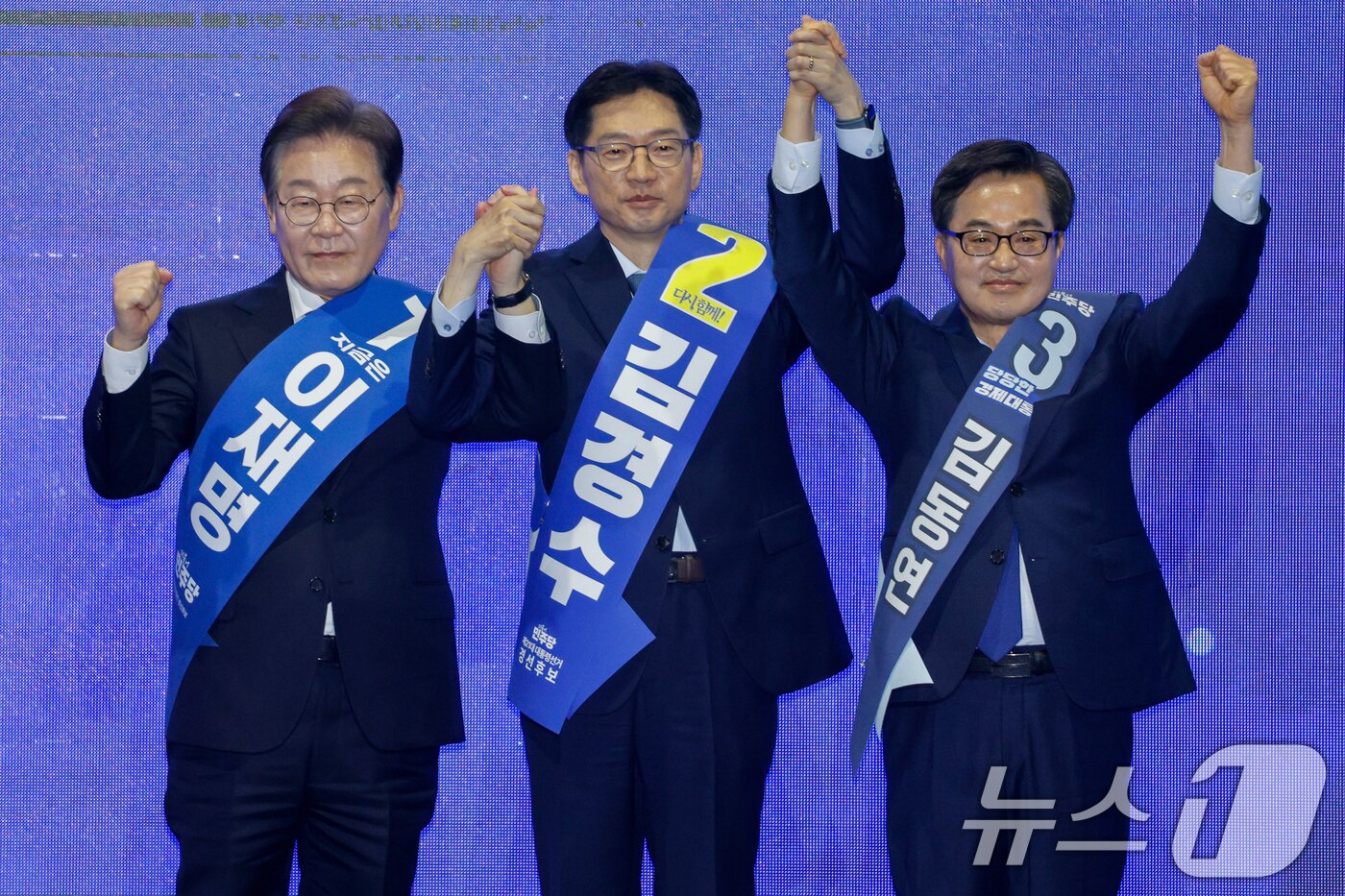 본문 이미지 - 이재명(왼쪽부터), 김경수, 김동연 더불어민주당 대선 경선 후보가 20일 오후 경남 울산전시컨벤션센터에서 열린 영남권 합동연설회에 참석해 정견발표에 앞서 기념 촬영하고 있다. 2025.4.20/뉴스1 ⓒ News1 안은나 기자