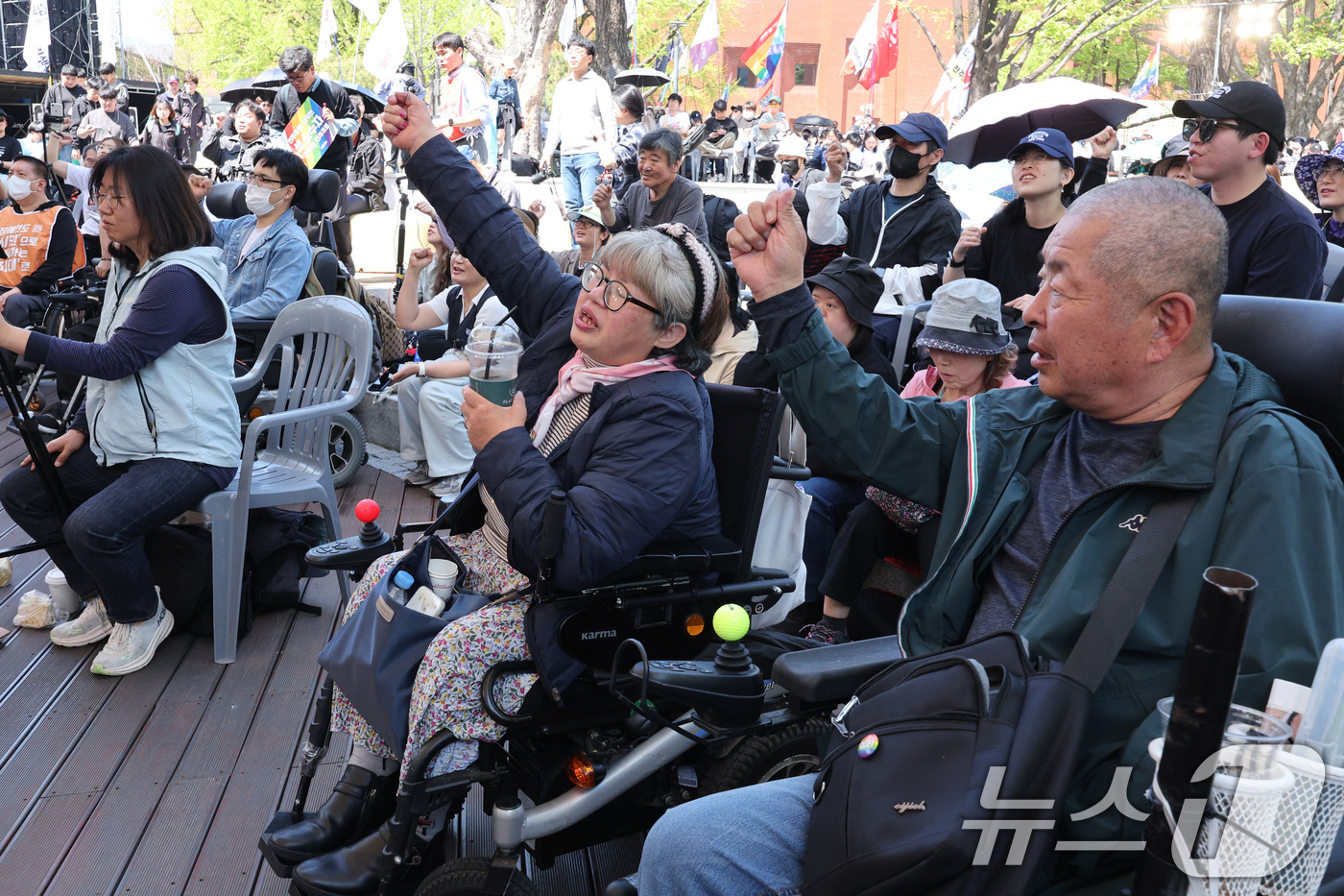(서울=뉴스1) 신웅수 기자 = 20일 오후 서울 종로구 마로니에 공원에서 장애인의 날을 맞아 열린 전국장애인차별철폐연대 전국집중결의대회에서 참가자들이 구호를 외치고 있다. 202 …