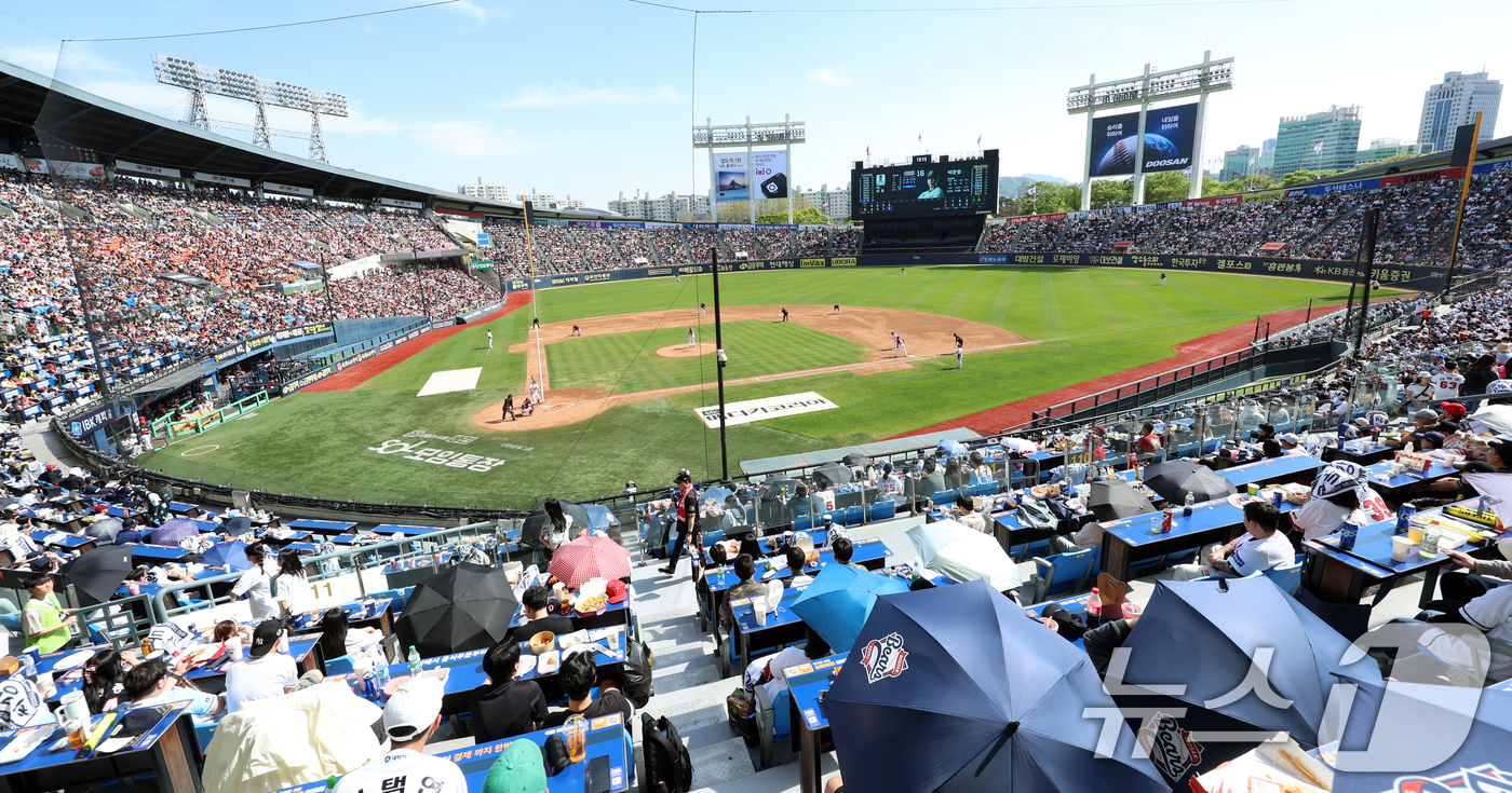 (서울=뉴스1) 김명섭 기자 = 20일 오후 서울 송파구 잠실야구장에서 열린 '2025 신한 SOL뱅크 KBO 리그' 기아 타이거즈와 두산 베어스의 경기에서 만원 관중이 열띤 응원 …