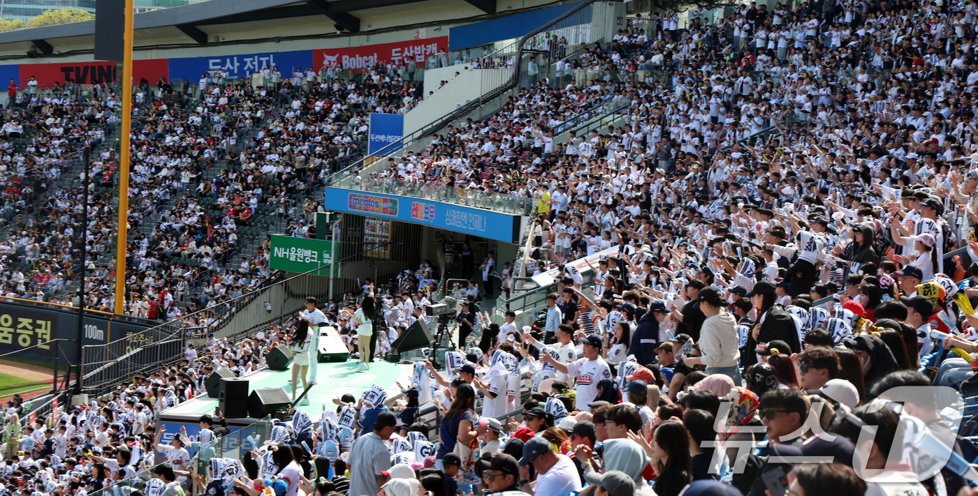 (서울=뉴스1) 김명섭 기자 = 20일 오후 서울 송파구 잠실야구장에서 열린 '2025 신한 SOL뱅크 KBO 리그' 기아 타이거즈와 두산 베어스의 경기에서 만원 관중이 열띤 응원 …