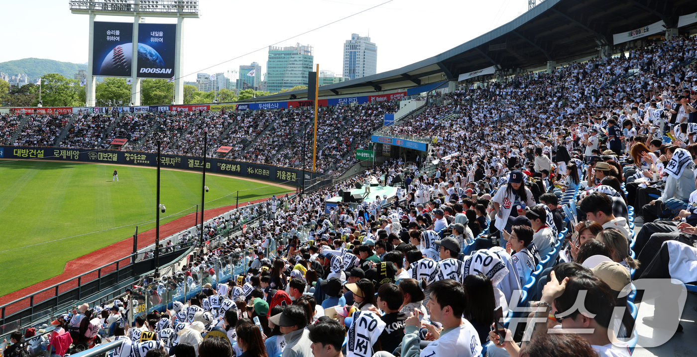 (서울=뉴스1) 김명섭 기자 = 20일 오후 서울 송파구 잠실야구장에서 열린 '2025 신한 SOL뱅크 KBO 리그' 기아 타이거즈와 두산 베어스의 경기에서 만원 관중이 열띤 응원 …