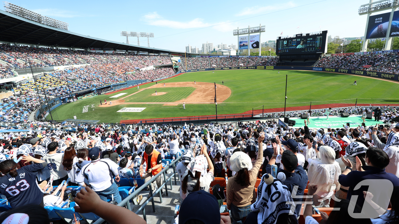 (서울=뉴스1) 김명섭 기자 = 20일 오후 서울 송파구 잠실야구장에서 열린 '2025 신한 SOL뱅크 KBO 리그' 기아 타이거즈와 두산 베어스의 경기에서 만원 관중이 열띤 응원 …