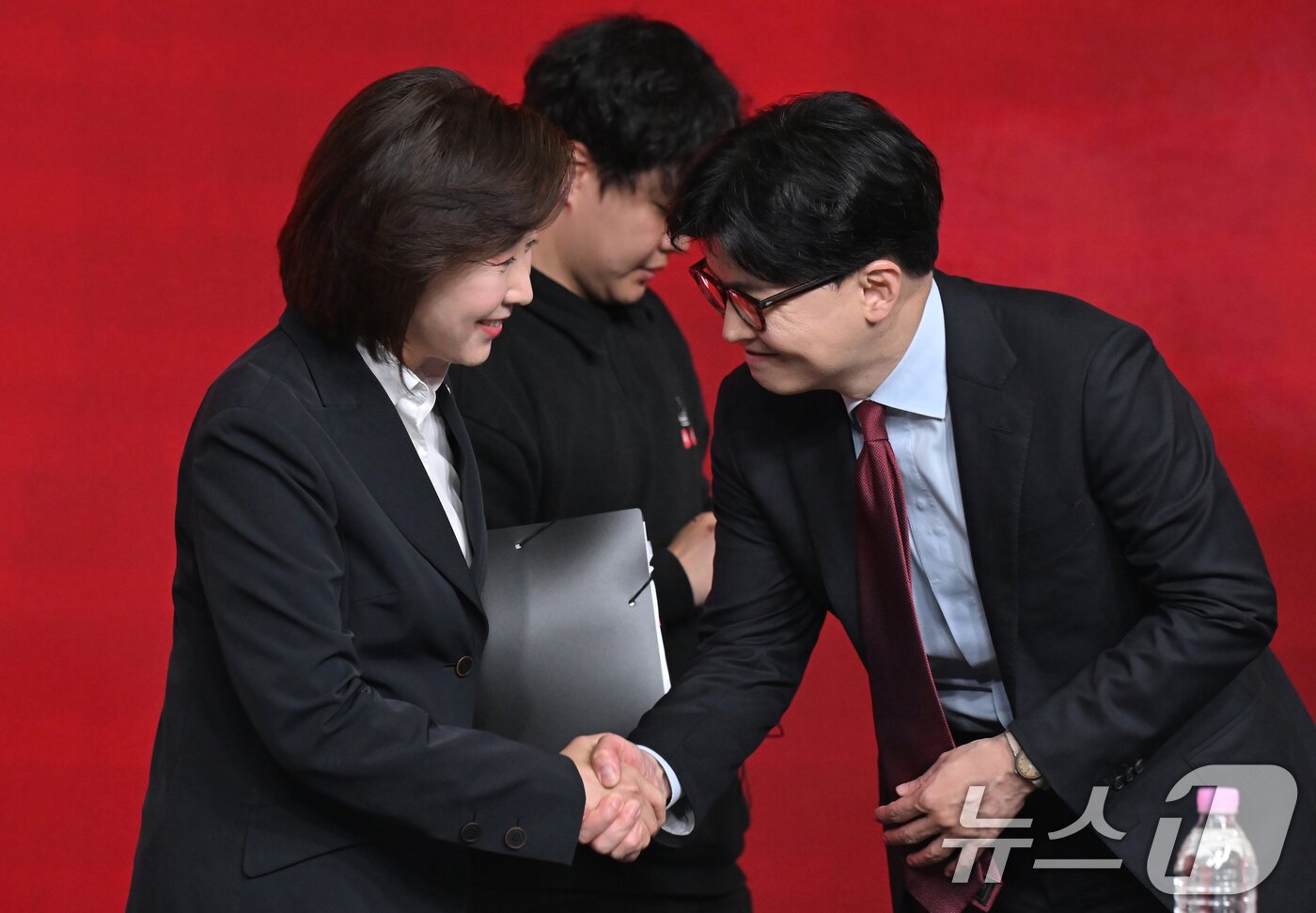 본문 이미지 - 나경원, 한동훈 국민의힘 대선 경선 후보가 20일 오후 서울 강서구 ASSA아트홀에서 열린 제21대 대통령 후보자 1차 경선 B조 토론회에서 인사나누고 있다. 2025.4.20/뉴스1 ⓒ News1 국회사진취재단