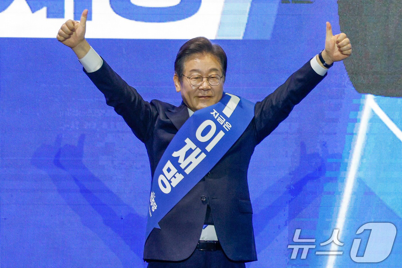 본문 이미지 - 이재명 더불어민주당 대선 경선 후보가 20일 오후 경남 울산전시컨벤션센터에서 열린 영남권 합동연설회에 참석해 정견발표에 앞서 인사하고 있다. 2025.4.20/뉴스1 ⓒ News1 안은나 기자