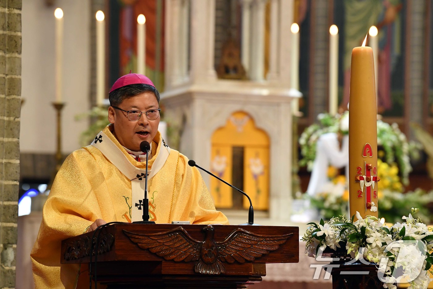 (서울=뉴스1) 사진공동취재단 = 20일 서울 명동 성당에서 열린 예수 부활 대축일 미사에서 정순택 서울대교구장 대주교가 부활 메시지 발표를 하고 있다. 2025.4.20/뉴스1