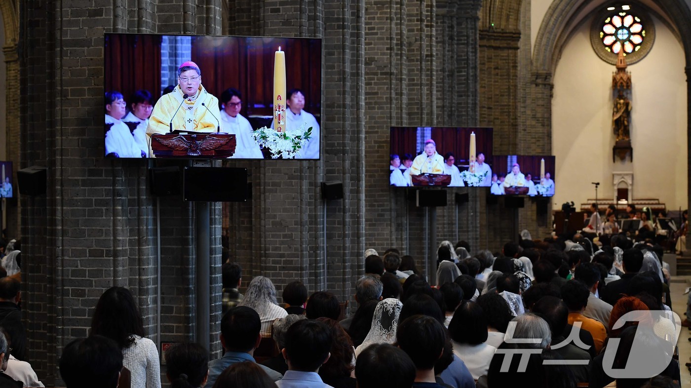 (서울=뉴스1) 사진공동취재단 = 20일 서울 명동 성당에서 열린 예수 부활 대축일 미사에서 정순택 서울대교구장 대주교가 부활 메시지 발표를 하고 있다. 2025.4.20/뉴스1