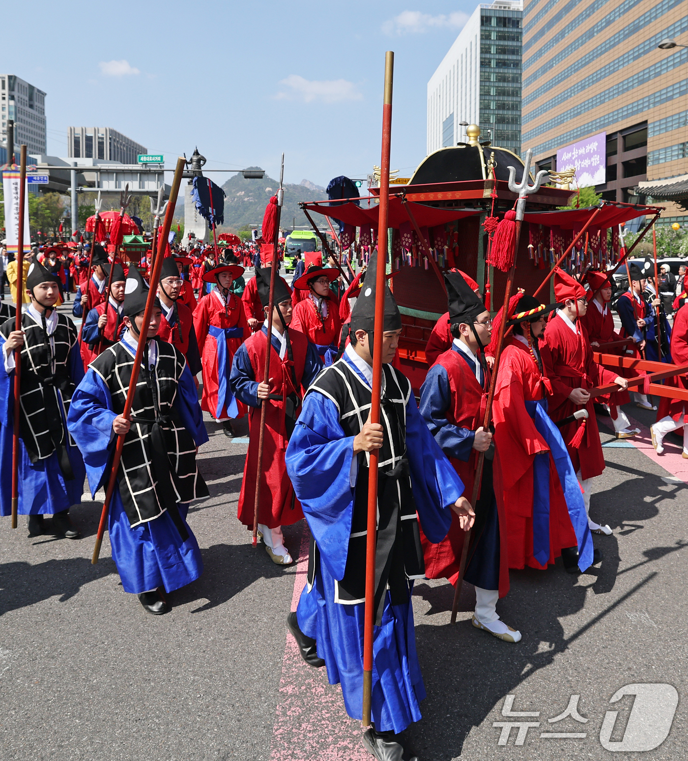 (서울=뉴스1) 오대일 기자 = 600년 조선 왕실의 사당인 종묘 정전(正殿)이 5년간의 대대적인 수리를 마치고 대중에 공개된 20일 오후 서울 종로구 세종대로 일대에서 창덕궁 구 …