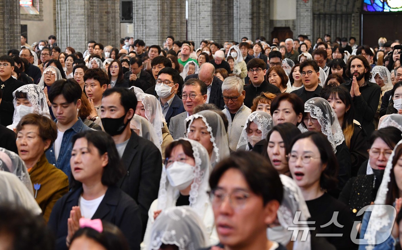 (서울=뉴스1) 사진공동취재단 = 20일 서울 명동 성당에서 열린 부활대축일 미사에 참석한 신자들이 경건한 마음으로 미사를 드리고 있다. 2025.4.20/뉴스1