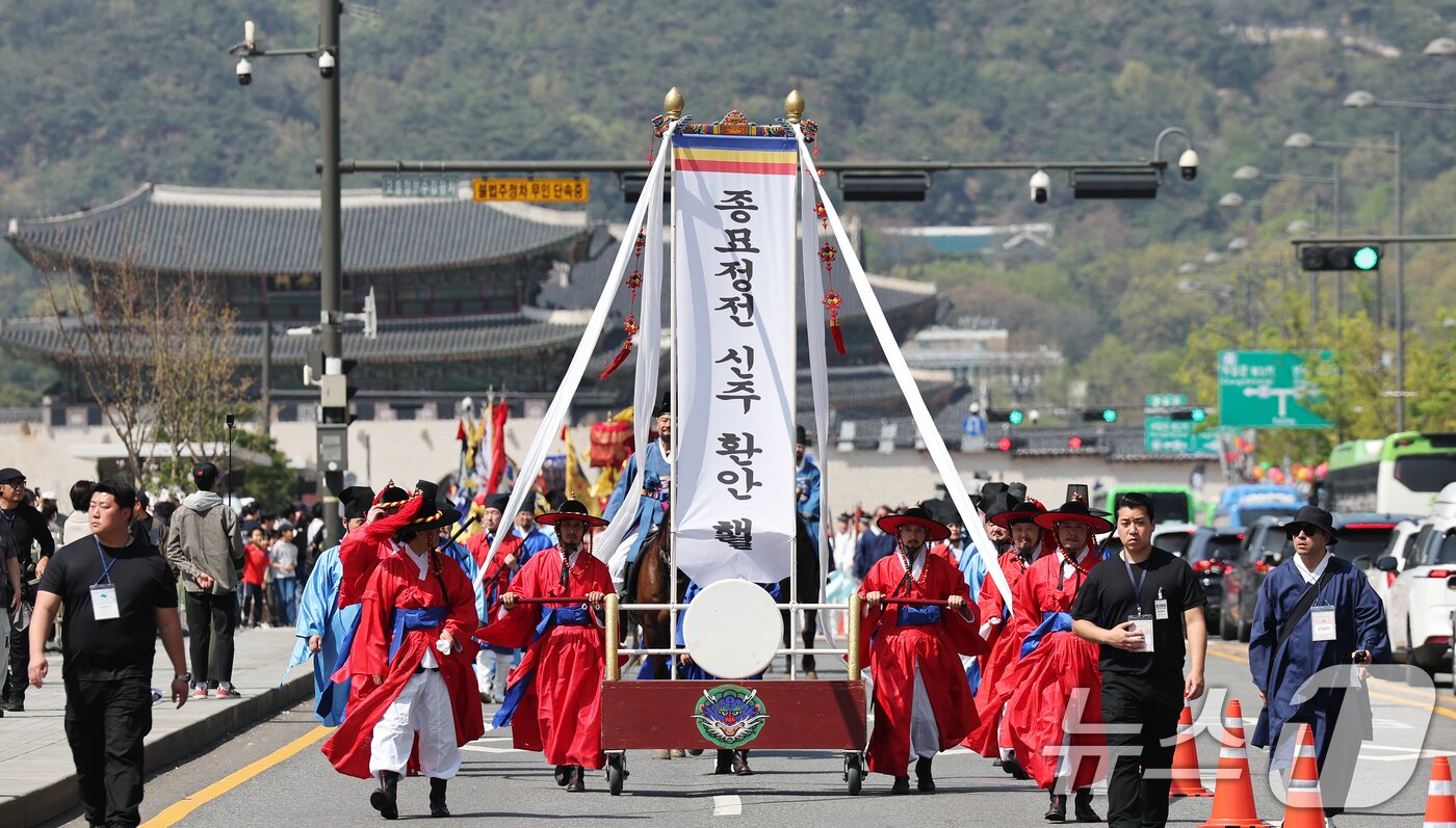 본문 이미지 - 600년 조선 왕실의 사당인 종묘 정전&#40;正殿&#41;이 5년간의 대대적인 수리를 마치고 대중에 공개된 20일 오후 서울 종로구 세종대로 일대에서 창덕궁 구&#40;舊&#41; 선원전에 임시 봉안됐던 왕과 왕비의 신주&#40;神主·죽은 사람의 위패&#41; 49위를 종묘 정전으로 다시 옮기는 환안제&#40;還安祭&#41;가 거행되고 있다. 2025.4.20/뉴스1 ⓒ News1 오대일 기자