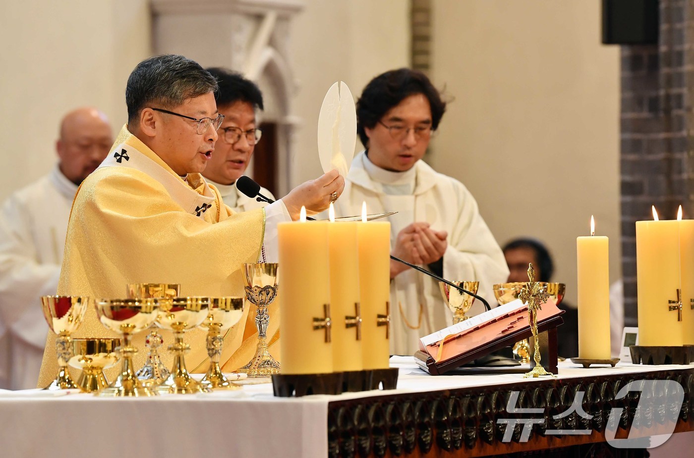 (서울=뉴스1) 사진공동취재단 = 부활절인 20일 천주교 서울대교구 주교좌인 명동성당에서 정순택 대주교가 '주님 부활대축일 미사'를 집전하고 있다.2025.4.20/뉴스1