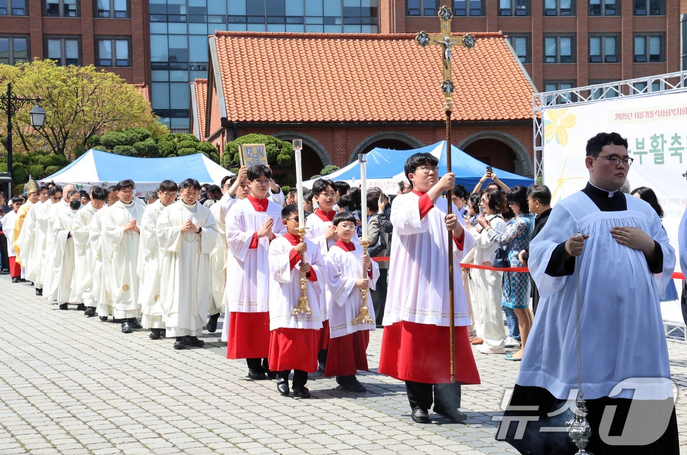 (서울=뉴스1) 사진공동취재단 = 20일 서울 명동에당에서 부활대축일 미사가 열리고 있다. 2025.4.20/뉴스1