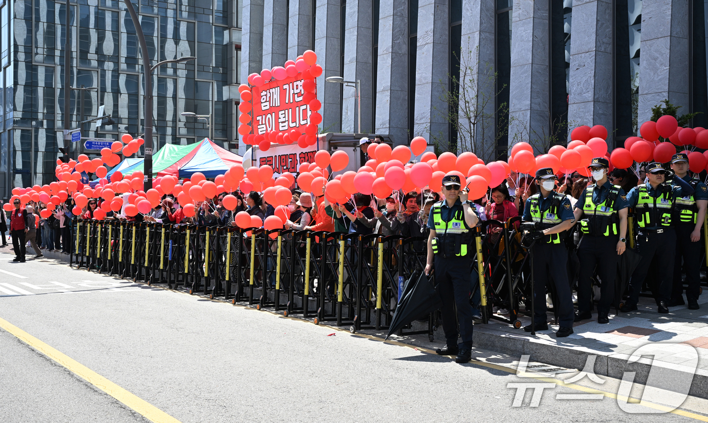 (서울=뉴스1) 국회사진취재단 = 한동훈 국민의힘 대선 경선 후보 지지자들이 20일 서울 강서구 ASSA아트홀에서 열린 대선 후보자 1차 경선 B조 조별 토론회장 앞 도로에서 구호 …