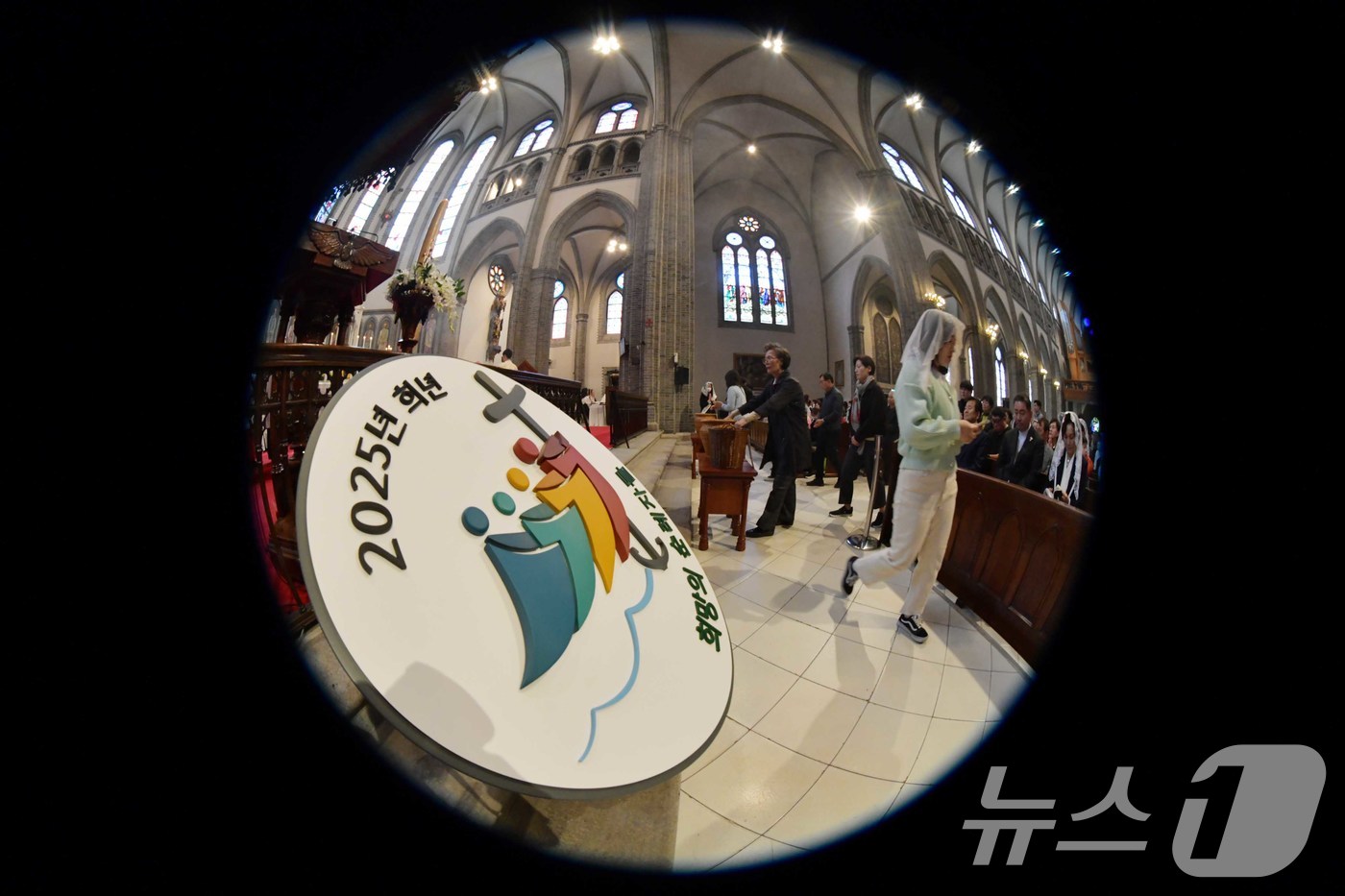 (서울=뉴스1) 사진공동취재단 = 20일 서울 명동 성당에서 열린 부활대축일 미사에 참석한 신자들이 경건한 마음으로 미사를 드리고 있다. 2025.4.20/뉴스1