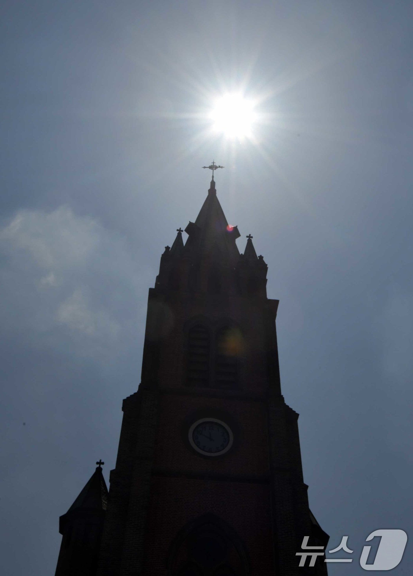 (서울=뉴스1) 사진공동취재단 = 부활절인 20일 천주교 서울대교구 주교좌인 명동성당에서 '주님 부활대축일 미사'가 열렸다.사진은 이날 명동성당의 모습. 2025.4.20/뉴스1