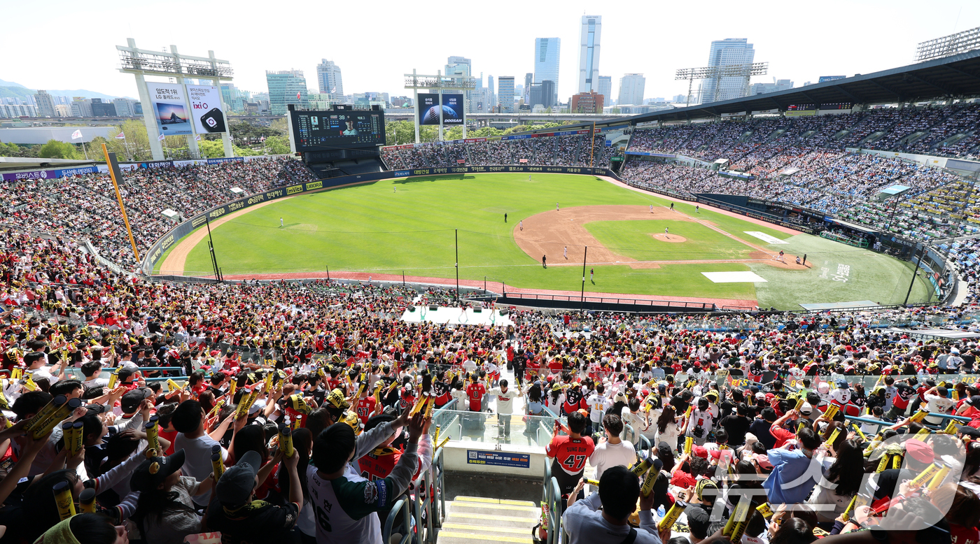 (서울=뉴스1) 김명섭 기자 = 20일 오후 서울 송파구 잠실야구장에서 열린 '2025 신한 SOL뱅크 KBO 리그' 기아 타이거즈와 두산 베어스의 경기에서 만원 관중이 열띤 응원 …