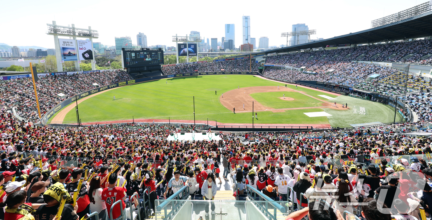 (서울=뉴스1) 김명섭 기자 = 20일 오후 서울 송파구 잠실야구장에서 열린 '2025 신한 SOL뱅크 KBO 리그' 기아 타이거즈와 두산 베어스의 경기에서 만원 관중이 열띤 응원 …