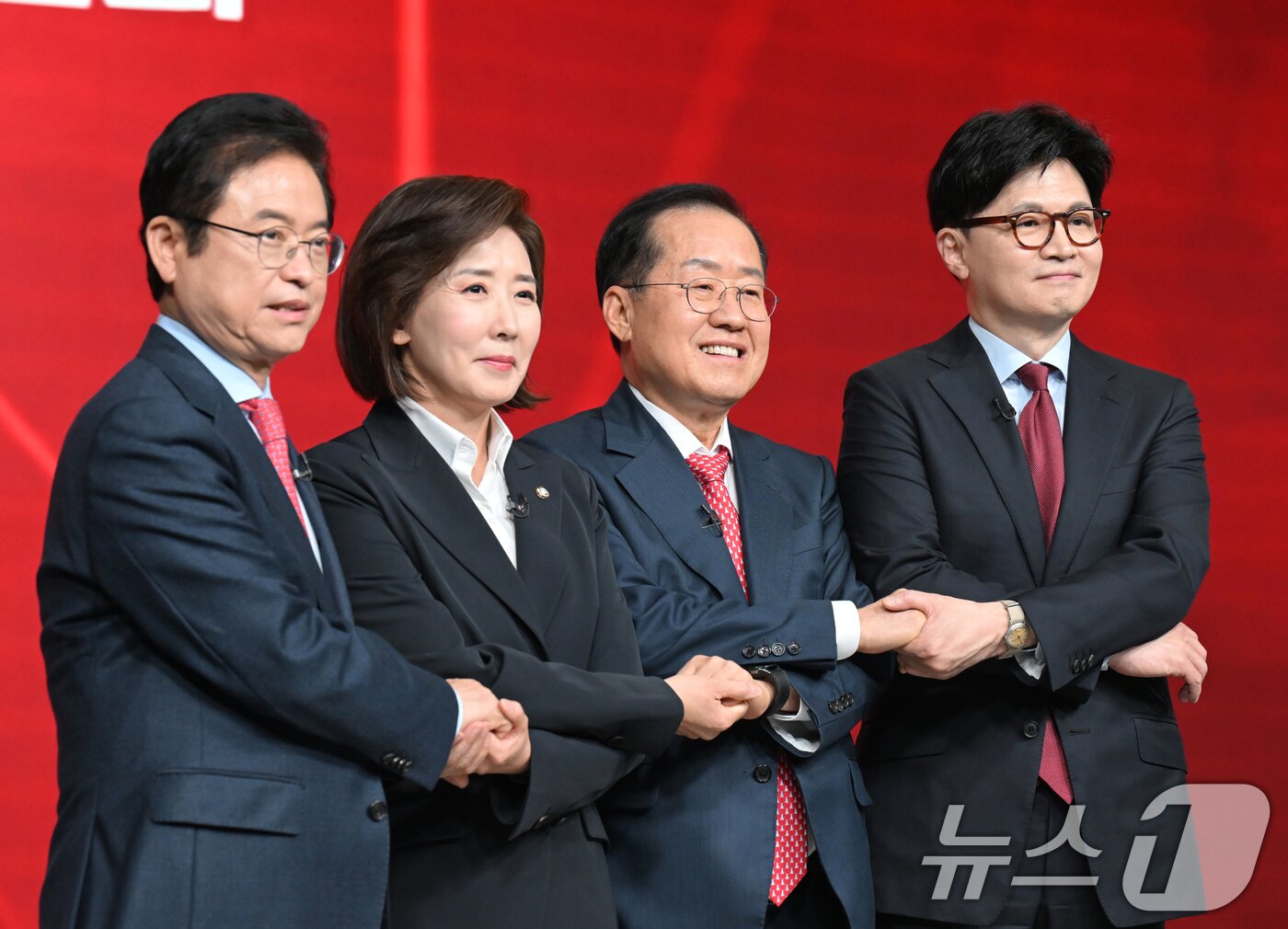 본문 이미지 - 이철우(왼쪽부터), 나경원, 홍준표, 한동훈 국민의힘 대선 경선 후보들이 20일 오후 서울 강서구 ASSA아트홀에서 열린 제21대 대통령 후보자 1차 경선 B조 토론회에서 기념촬영을 하고 있다. 2025.4.20/뉴스1 ⓒ News1 국회사진취재단