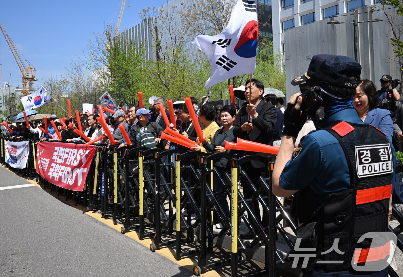 본문 이미지 - 나경원 국민의힘 대선 경선 후보 지지자들이 20일 서울 강서구 ASSA아트홀에서 열린 대선 후보자 1차 경선 B조 조별 토론회장 앞 도로에서 구호를 외치고있다. 2025.4.20/뉴스1 ⓒ News1 국회사진취재단