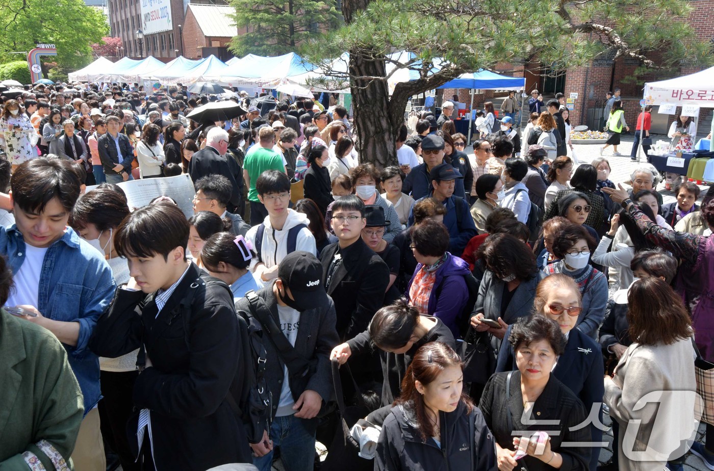 (서울=뉴스1) 사진공동취재단 = 부활절인 20일 서울 중구 명동성당에서 신도들이 ‘예수 부활 대축일’ 미사에 참석하기 위해 줄지어 서있다.2025.4.20/뉴스1