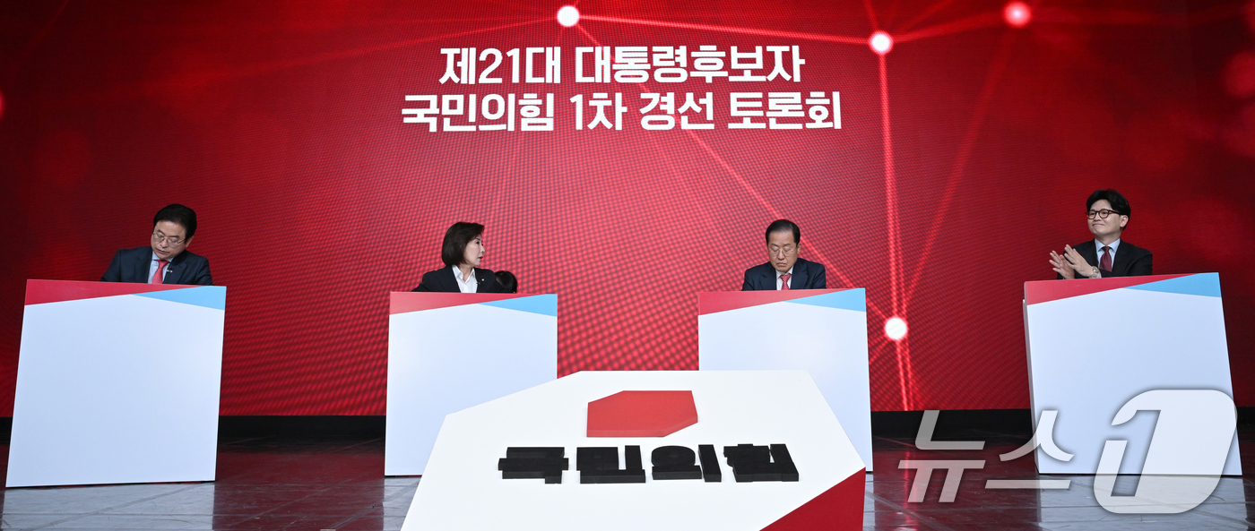 (서울=뉴스1) 국회사진취재단 = 이철우(왼쪽부터), 나경원, 홍준표, 한동훈 국민의힘 대선 경선 후보들이 20일 오후 서울 강서구 ASSA아트홀에서 열린 제21대 대통령 후보자 …