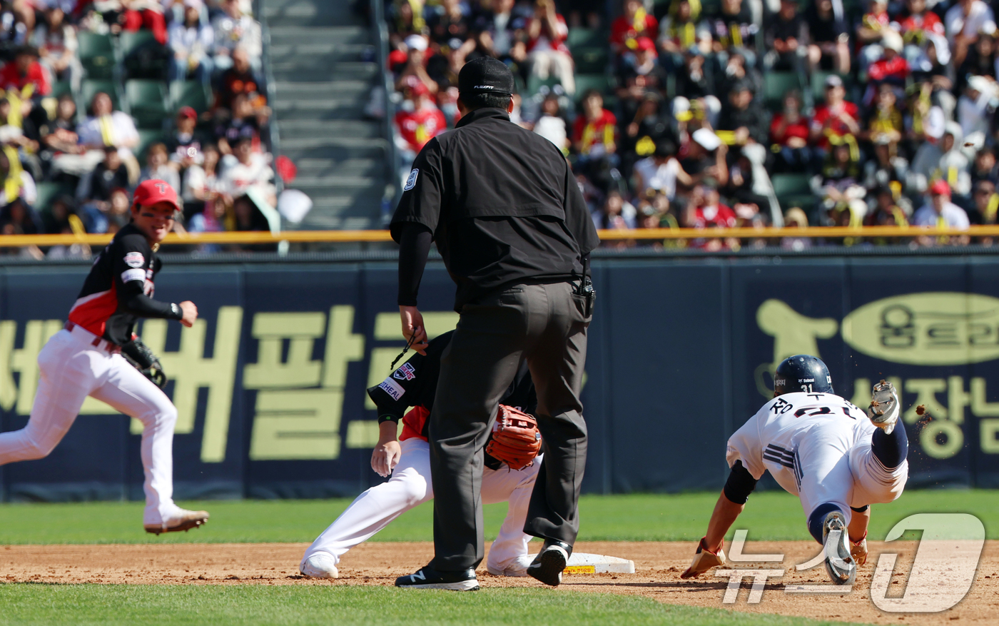 (서울=뉴스1) 김명섭 기자 = 20일 오후 서울 송파구 잠실야구장에서 열린 '2025 신한 SOL뱅크 KBO 리그' 기아 타이거즈와 두산 베어스의 경기에서 5회말 두산 공격 2사 …