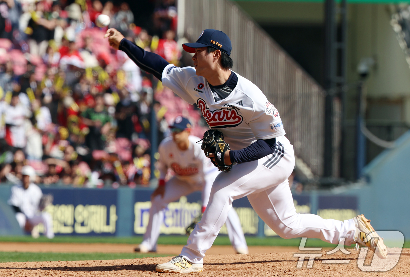 (서울=뉴스1) 김명섭 기자 = 20일 오후 서울 송파구 잠실야구장에서 열린 '2025 신한 SOL뱅크 KBO 리그' 기아 타이거즈와 두산 베어스의 경기에서 6회초 두산 교체투수 …