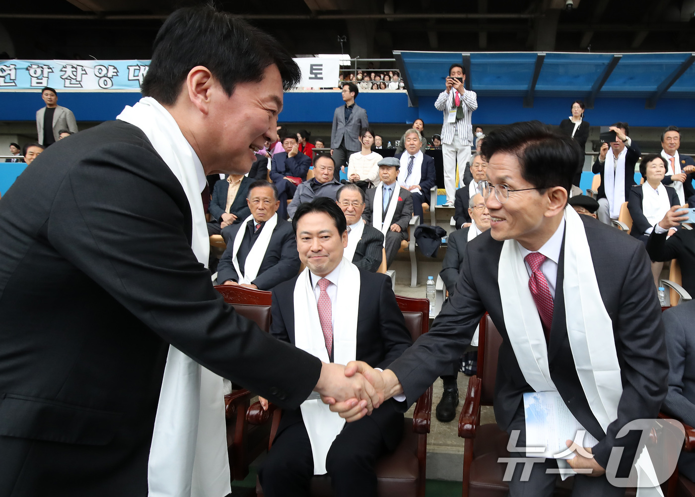 (대구=뉴스1) 공정식 기자 = 안철수·김문수 국민의힘 대선 경선 후보가 20일 오후 대구스타디움에서 대구기독교총연합회 주최로 열린 '2025 대구 부활절 연합예배'에 참석해 인사 …