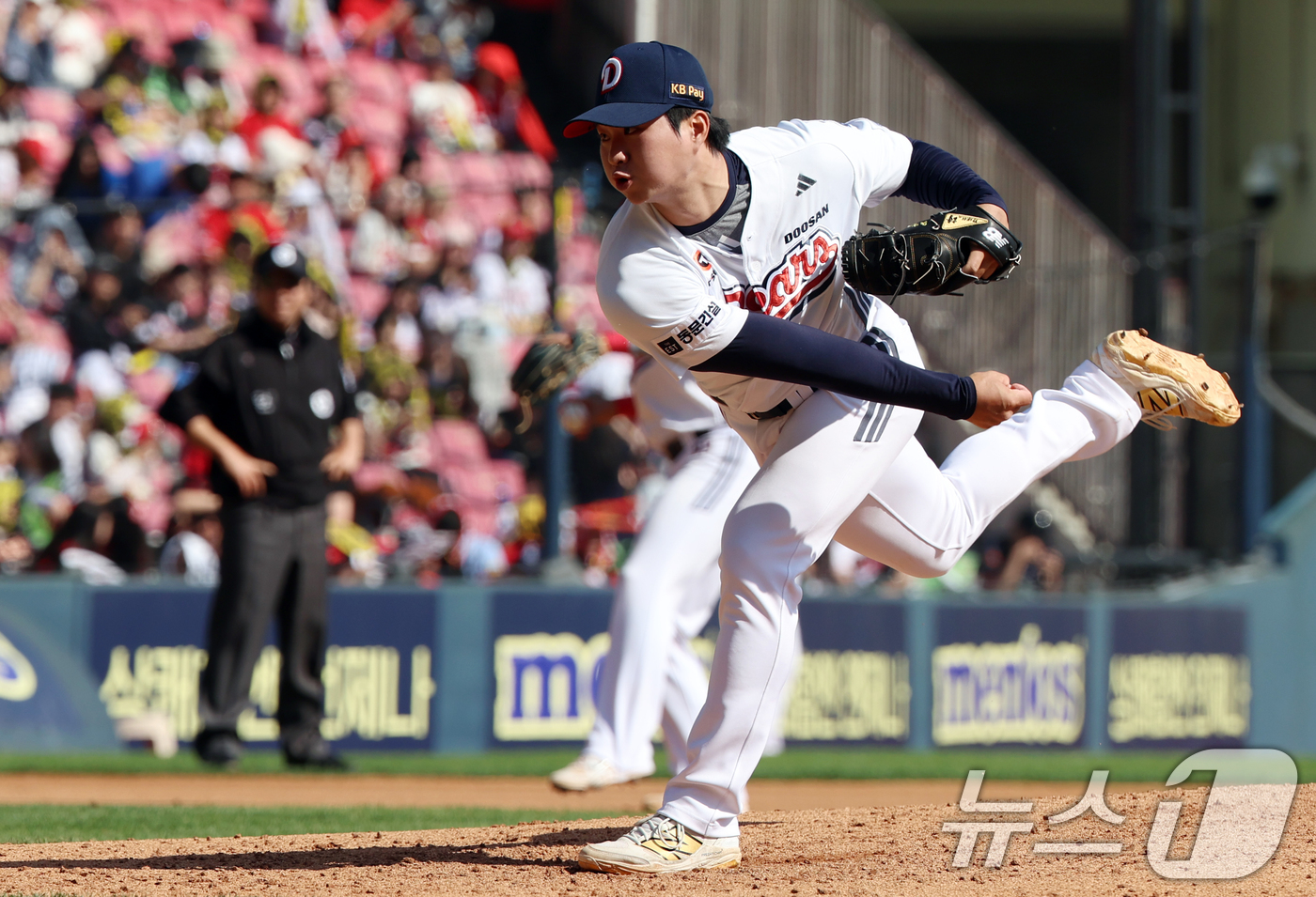 (서울=뉴스1) 김명섭 기자 = 20일 오후 서울 송파구 잠실야구장에서 열린 '2025 신한 SOL뱅크 KBO 리그' 기아 타이거즈와 두산 베어스의 경기에서 6회초 두산 교체투수 …