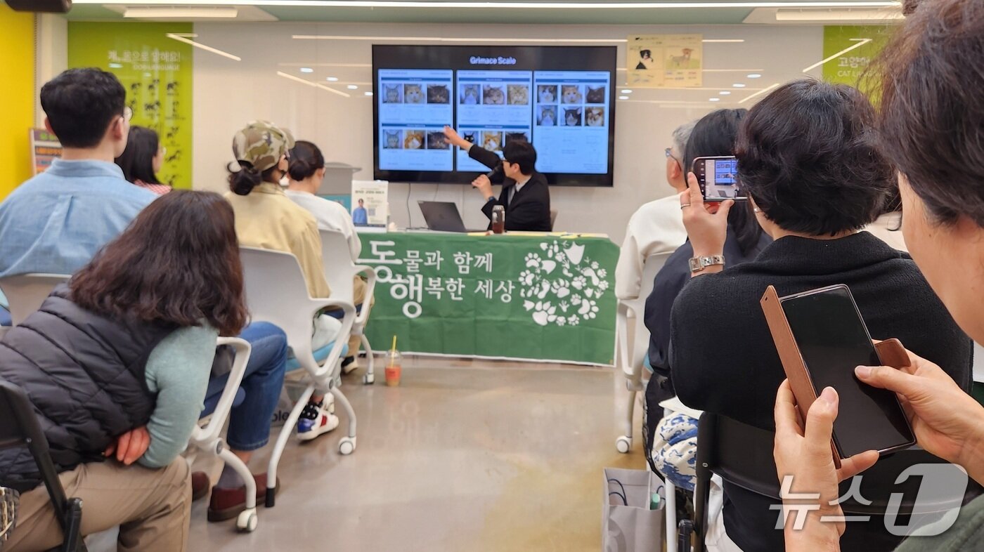 본문 이미지 - 20일 &#39;동물과 함께 행복한 세상&#39;이 나응식 수의사를 초청해 진행한 세미나에서 보호자들이 집중하고 있다. ⓒ 뉴스1 한송아 기자