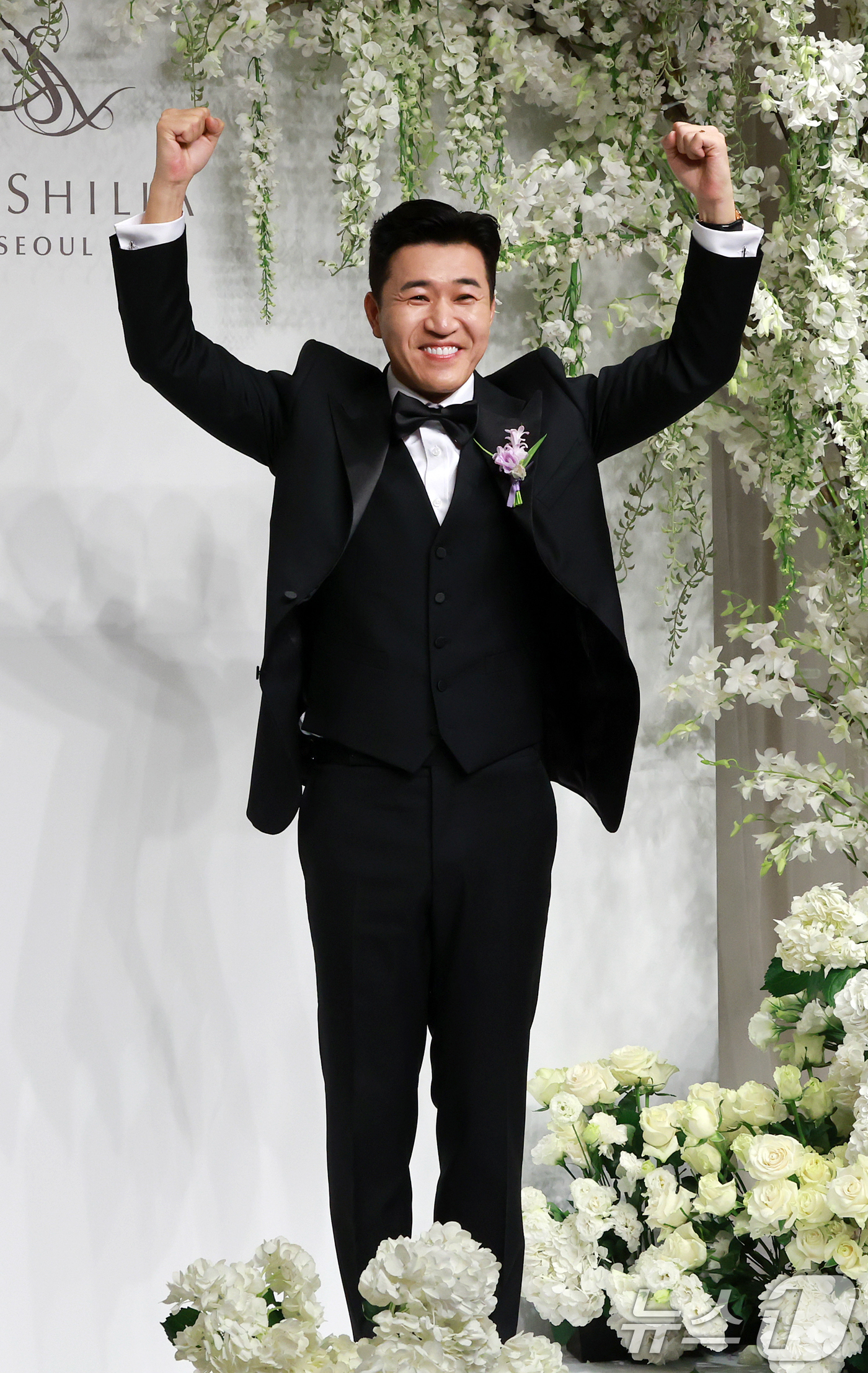 (서울=뉴스1) 김진환 기자 = 그룹 코요테의 김종민이 20일 오후 서울 중구 신라호텔 영빈관 에메랄드홀에서 열리는 결혼식 기자회견에 참석해 포즈를 취하고 있다.김종민의 예비 신부 …