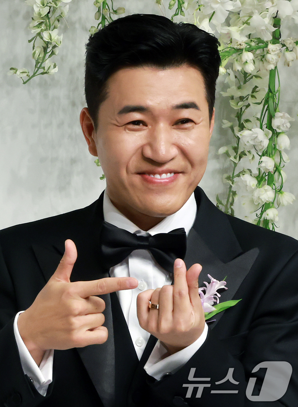 (서울=뉴스1) 김진환 기자 = 그룹 코요테의 김종민이 20일 오후 서울 중구 신라호텔 영빈관 에메랄드홀에서 열리는 결혼식 기자회견에 참석해 포즈를 취하고 있다.김종민의 예비 신부 …