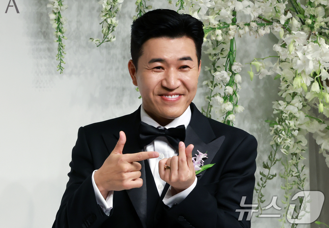 (서울=뉴스1) 김진환 기자 = 그룹 코요테의 김종민이 20일 오후 서울 중구 신라호텔 영빈관 에메랄드홀에서 열리는 결혼식 기자회견에 참석해 포즈를 취하고 있다.김종민의 예비 신부 …