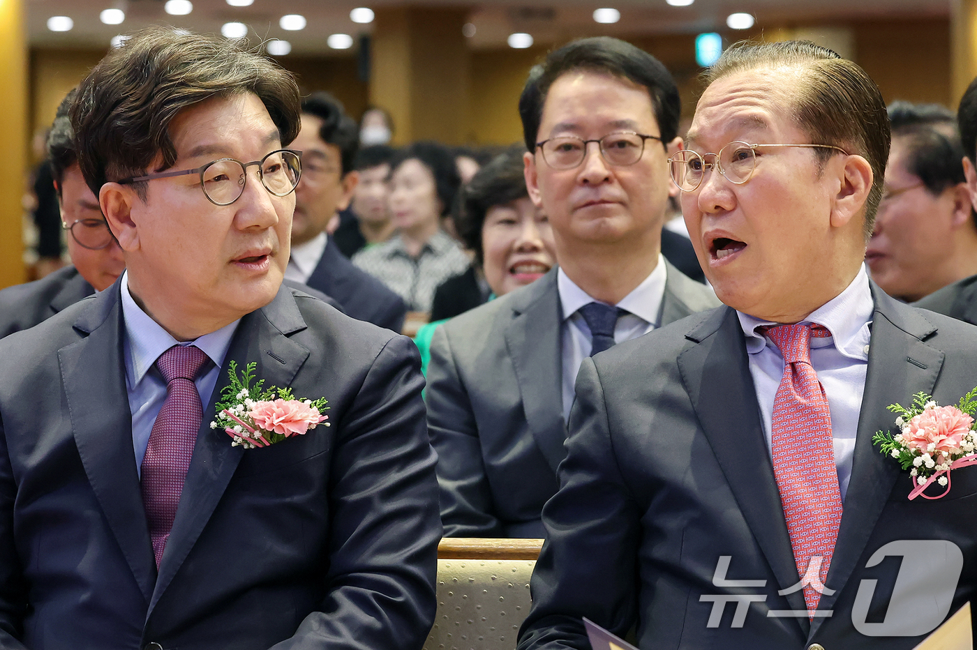 (서울=뉴스1) 민경석 기자 = 권영세 국민의힘 비상대책위원장(오른쪽)과 권성동 원내대표가 20일 오후 서울 강남구 광림교회에서 열린 '2025 한국교회 부활절 연합예배'에 참석해 …